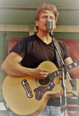 Martin: Gitarren, Mundharmonika, Gesang