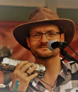 Michael: Gitarren, Perkussion, Gesang