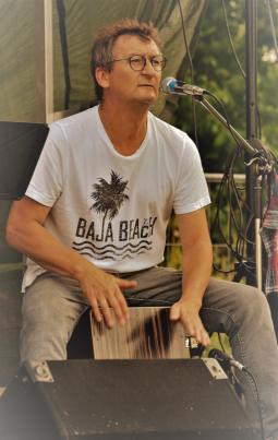 Christian: Cajon, Gesang